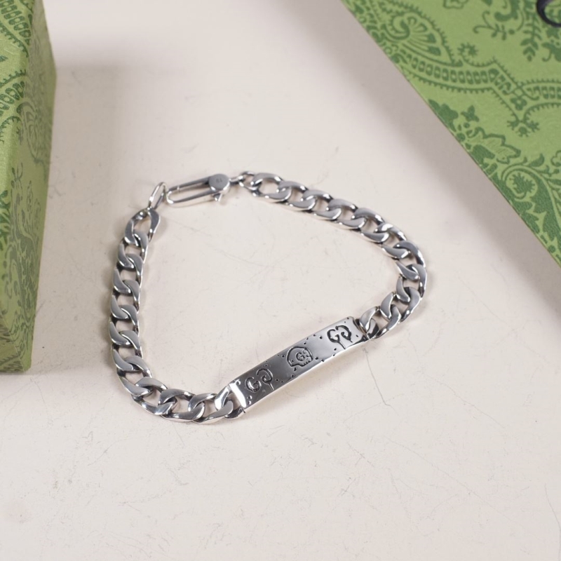 G*u*i bracelets
